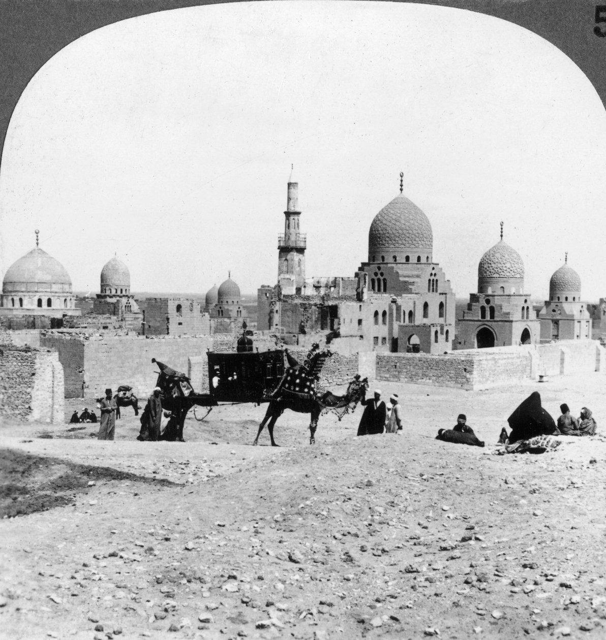 Loď pouště projíždějící kolem hrobek minulých muslimských vládců, Káhira, Egypt, 1905. od Underwood and Underwood