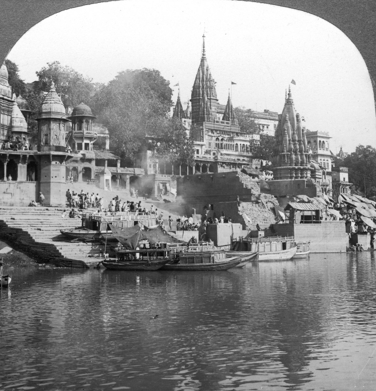 Hořící ghát na Ganze v Benares Varanasi, Indie, 1900. od Underwood and Underwood