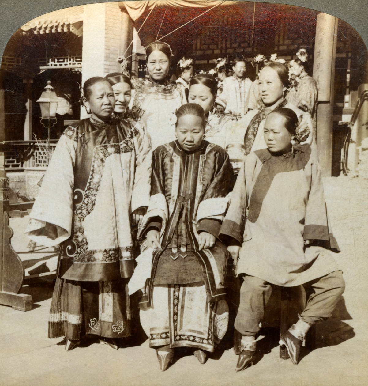 Skupina žen na nádvoří bohatého čínského domu, Peking, Čína, 1902 od Underwood and Underwood