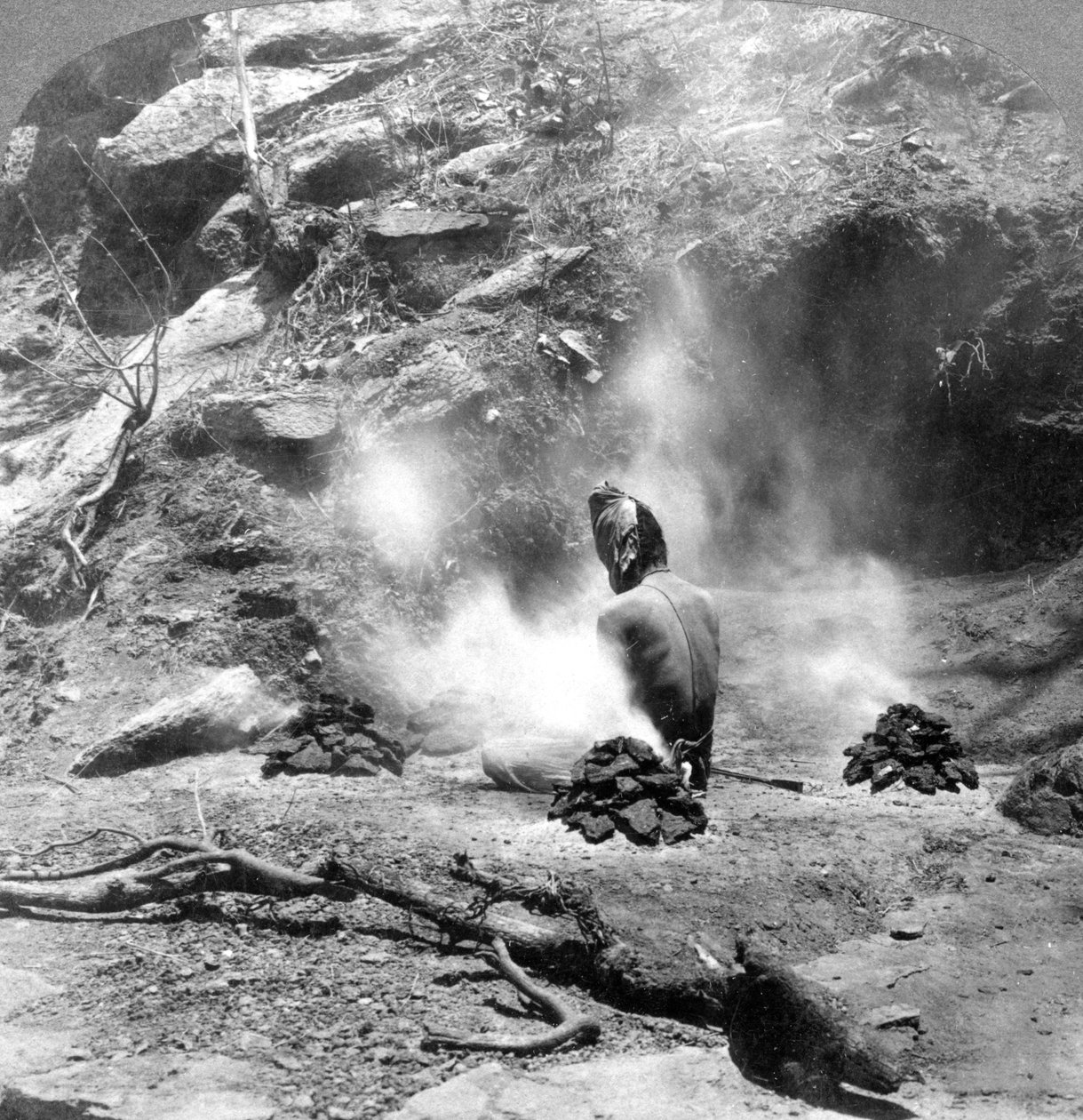 Poustevník provádějící pokání u jezera Gem Lake, Mount Abu, Indie, 1903. od Underwood and Underwood