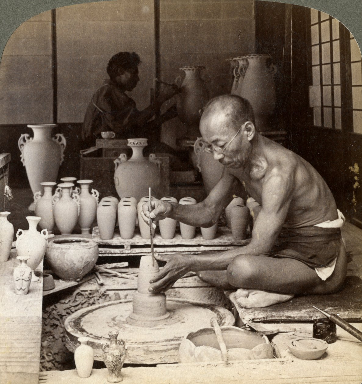 Hrnčíř a jeho kruh, vyrábějící vázu z porcelánu Awata, Kinkosan Work, Kyoto, Japonsko, 1904 od Underwood and Underwood