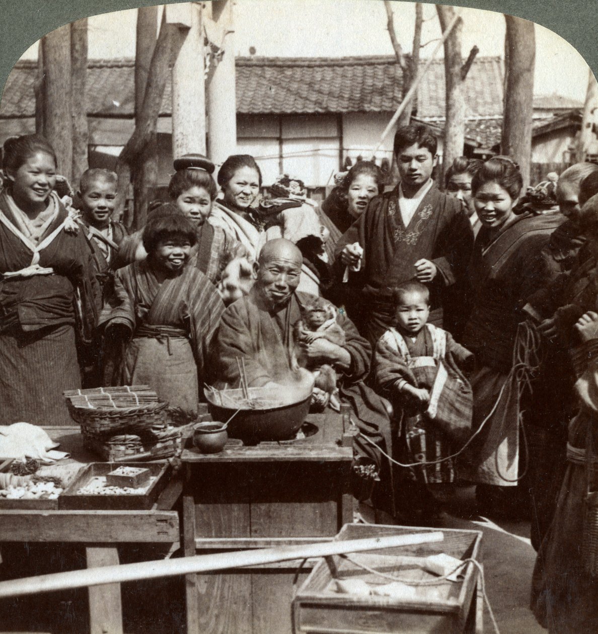 Pouliční umělec s opicí baví dav, Kobe, Japonsko, 1896. od Underwood and Underwood