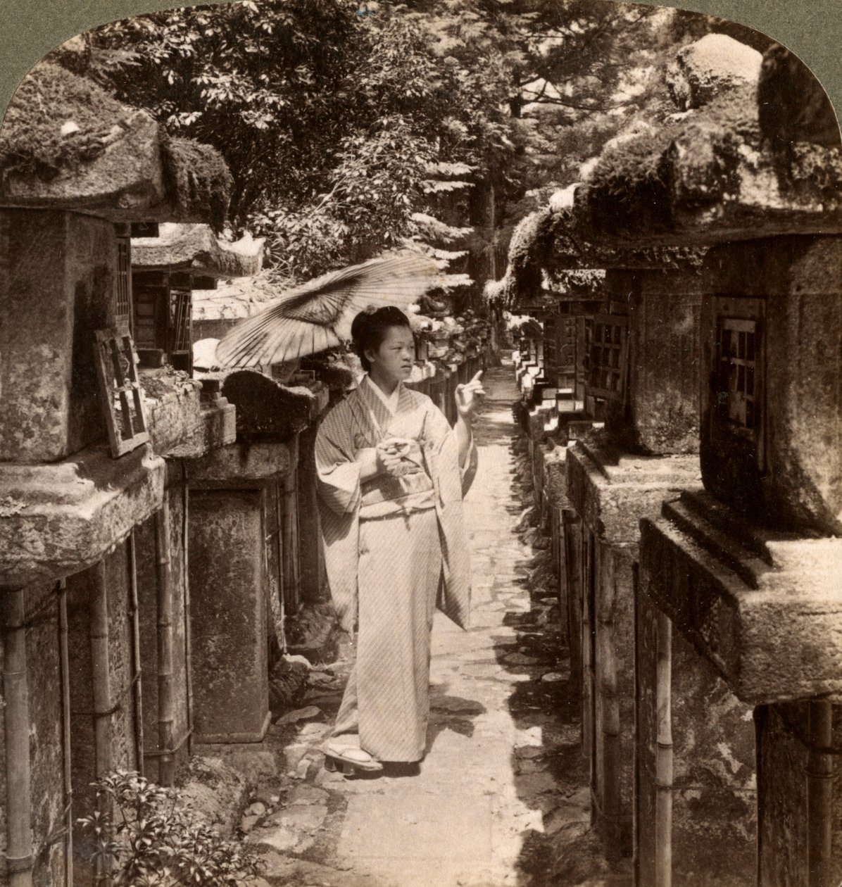 Žena oddaná šintoismu počítající kamenné lucerny, svatyně Kasuga, Nara, Japonsko, 1904. od Underwood and Underwood