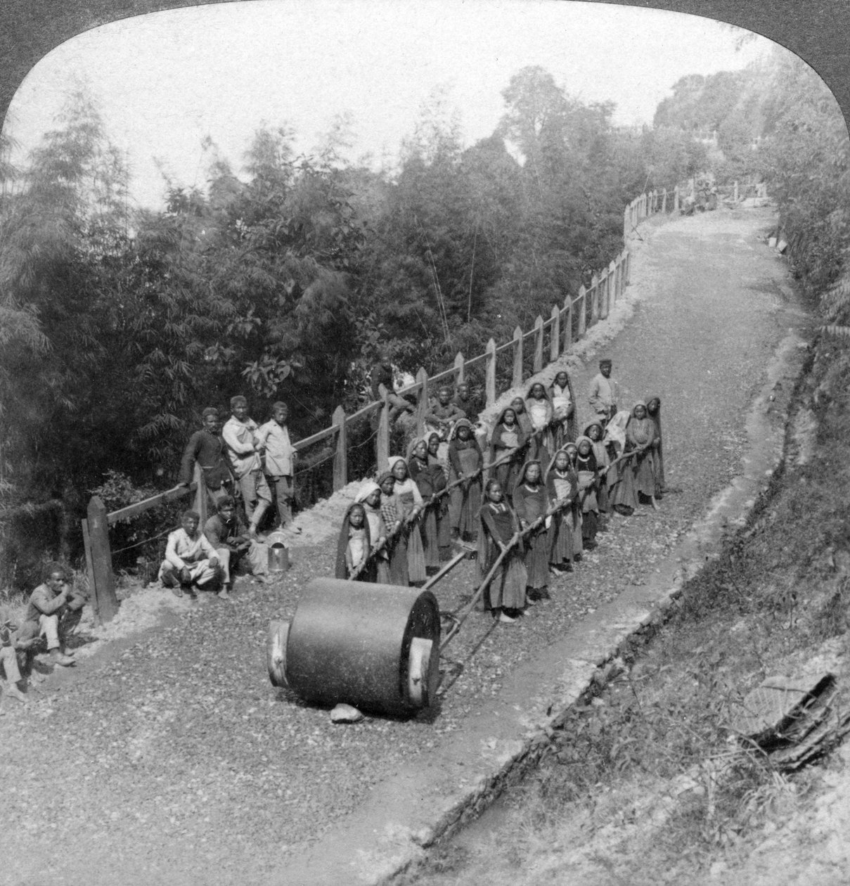 Pracovní tým žen na dálnici Darjeeling, Indie, 1903. od Underwood and Underwood