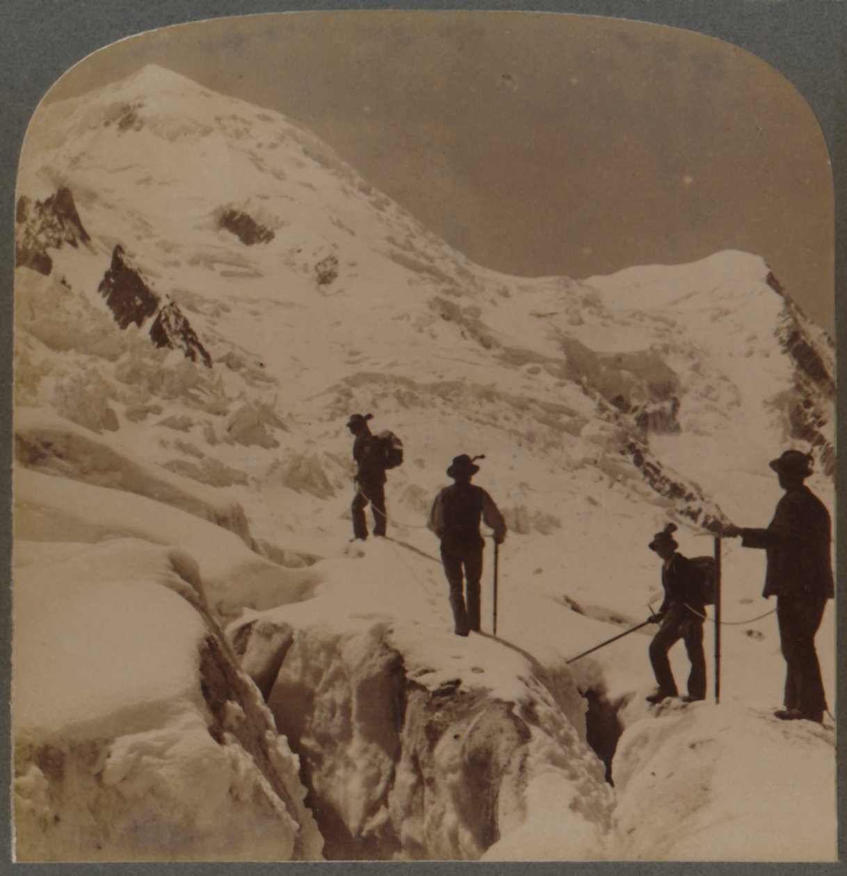 Výstup na Mt. Blanc – přechod Bossons Glacier – Grands Mulets v dálce, Alpy, 1901. od Underwood and Underwood