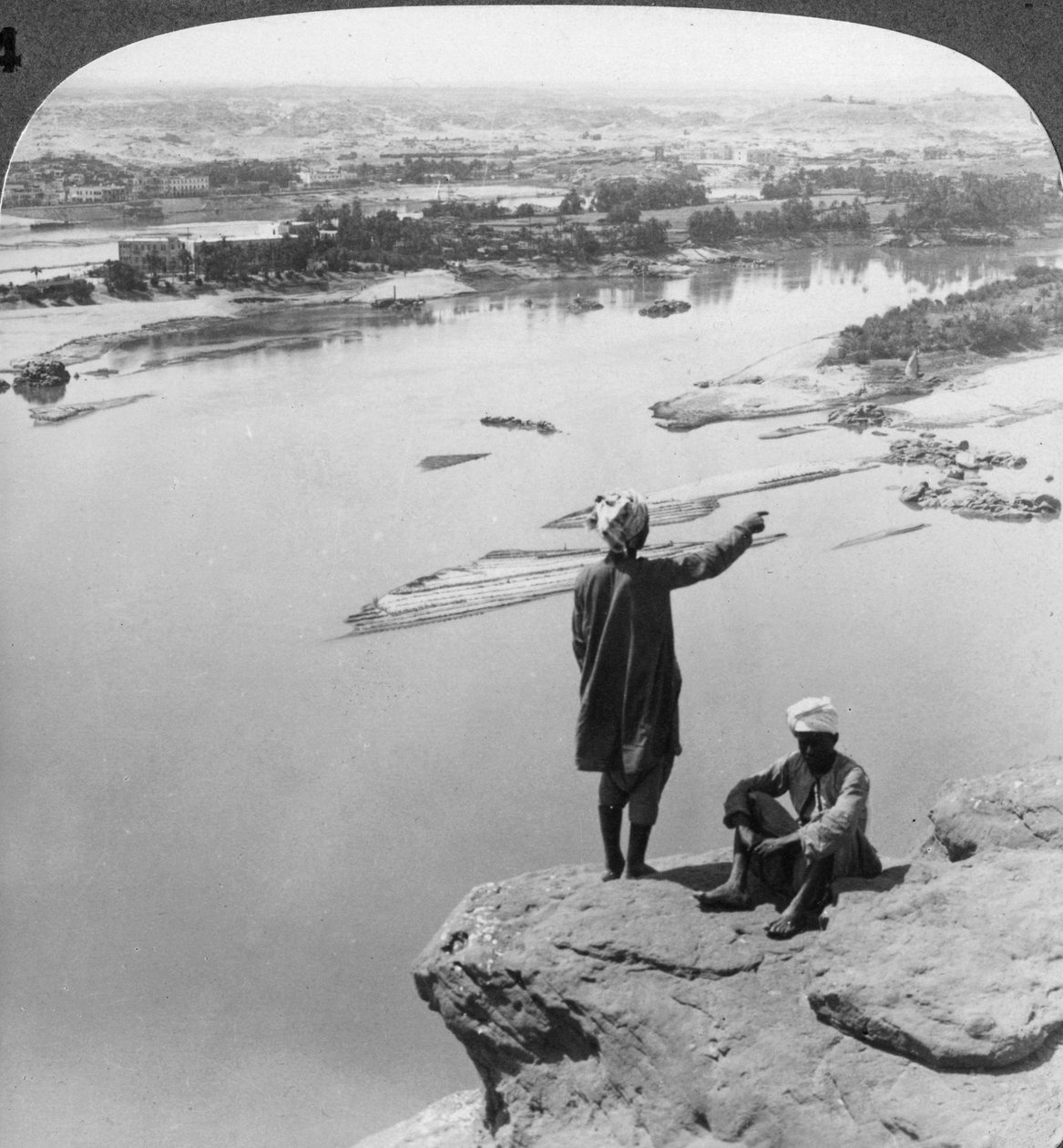 Asuán a ostrov Elephantine při pohledu ze západních útesů, Egypt, 1905. od Underwood and Underwood