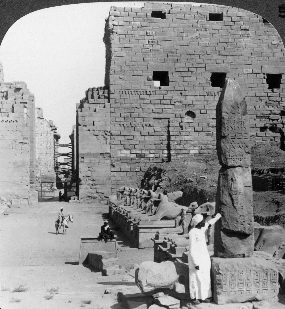 Alej posvátných obrazů po vykopávkách, Karnak, Théby, Egypt, c1900 od Underwood and Underwood
