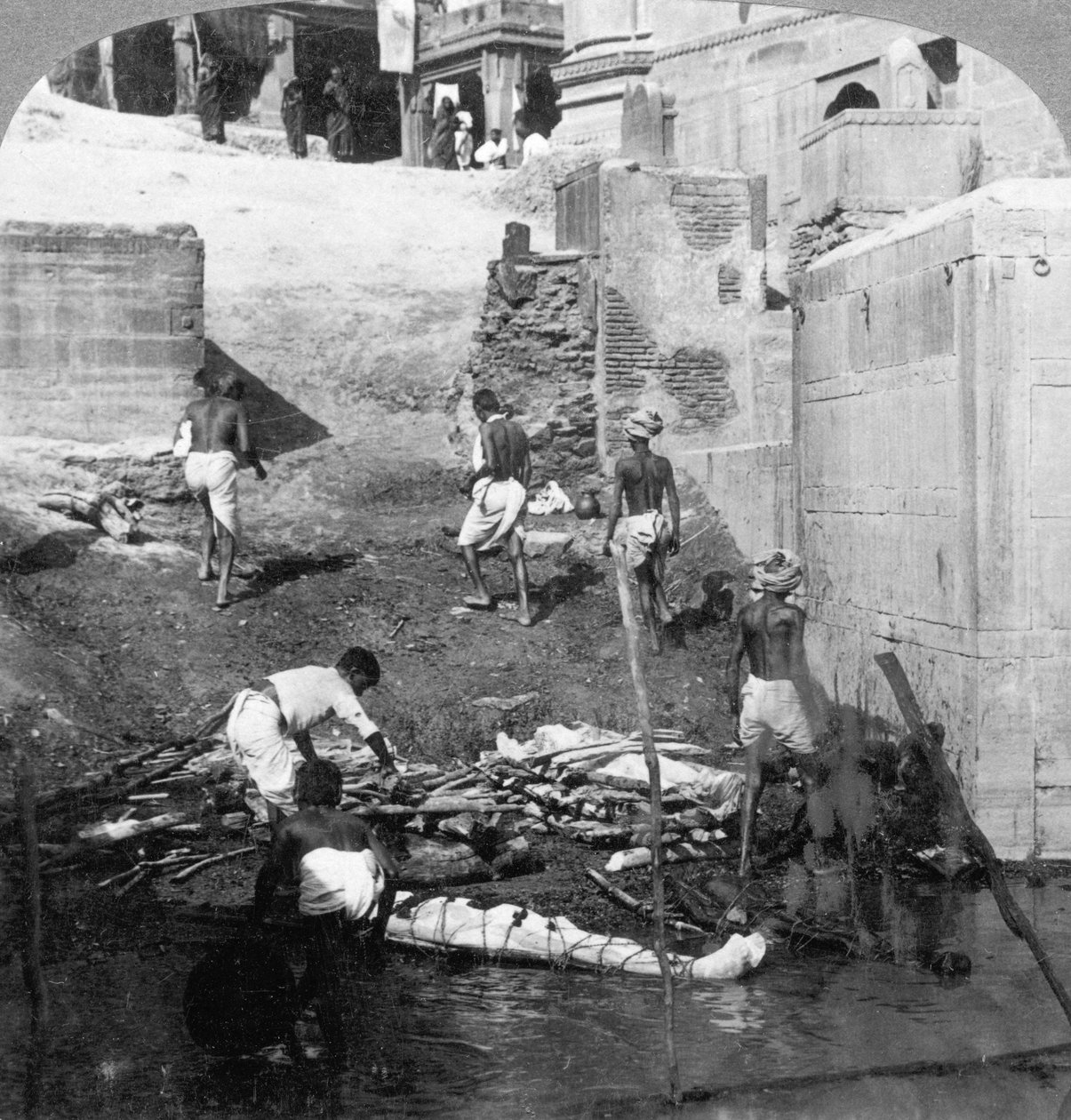 Koupání a spalování mrtvých hinduistů, Benares Varanasi, Indie 1903. od Underwood and Underwood