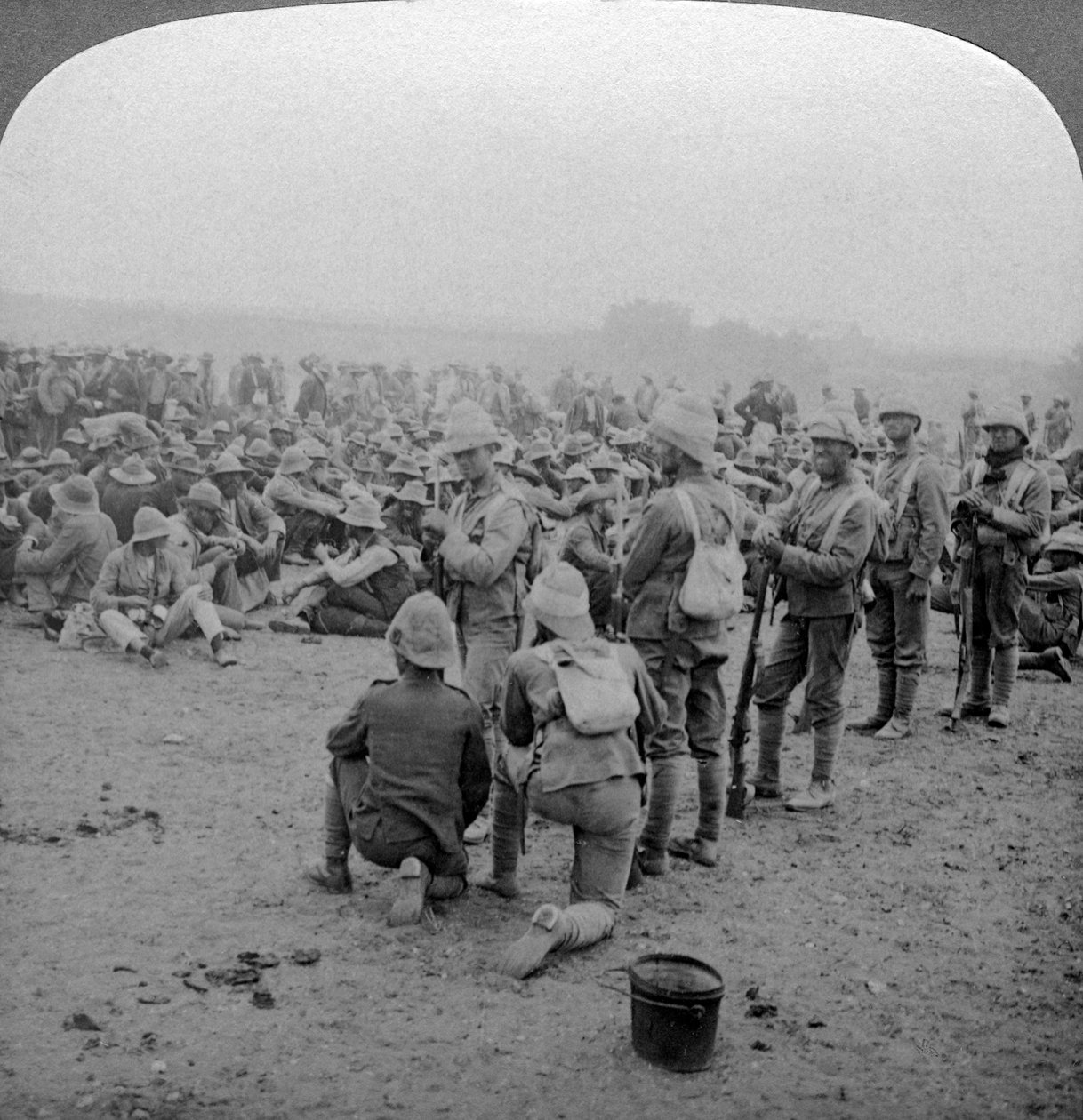 Búrští vězni odpočívající na cestě z Paardebergu do Modder River, Jižní Afrika, 1900-1902. od Underwood and Underwood