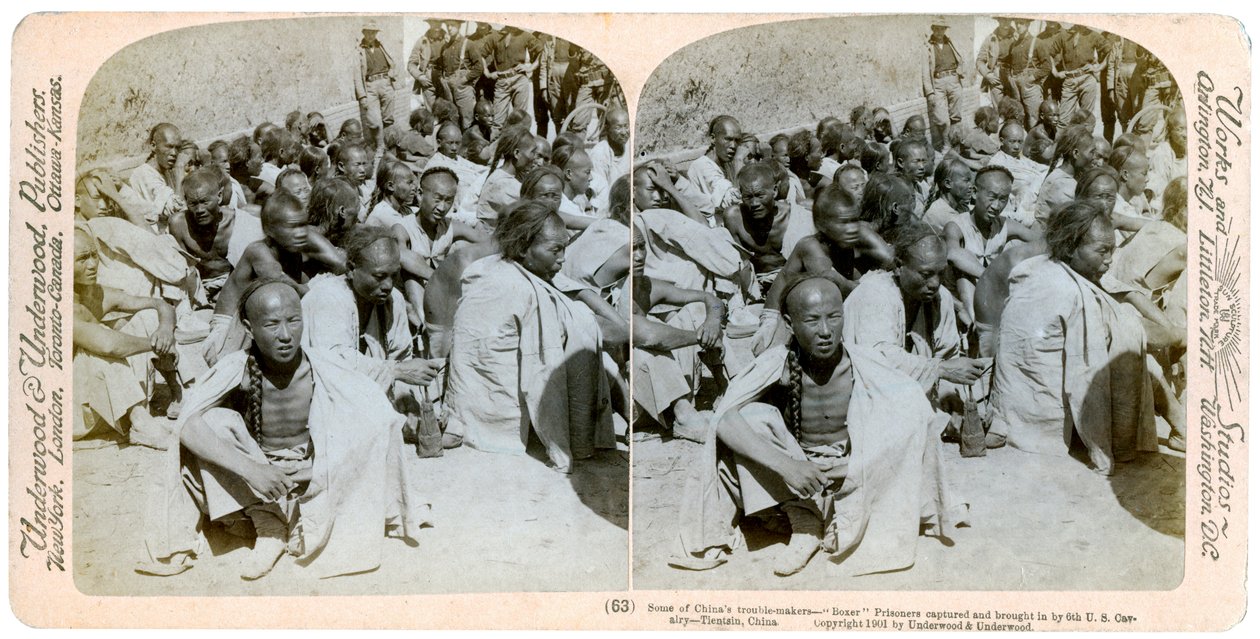 Boxerští zajatci zajatí a přivezeni americkou 6. kavalérií, Tientsin, Čína, 1901. od Underwood and Underwood
