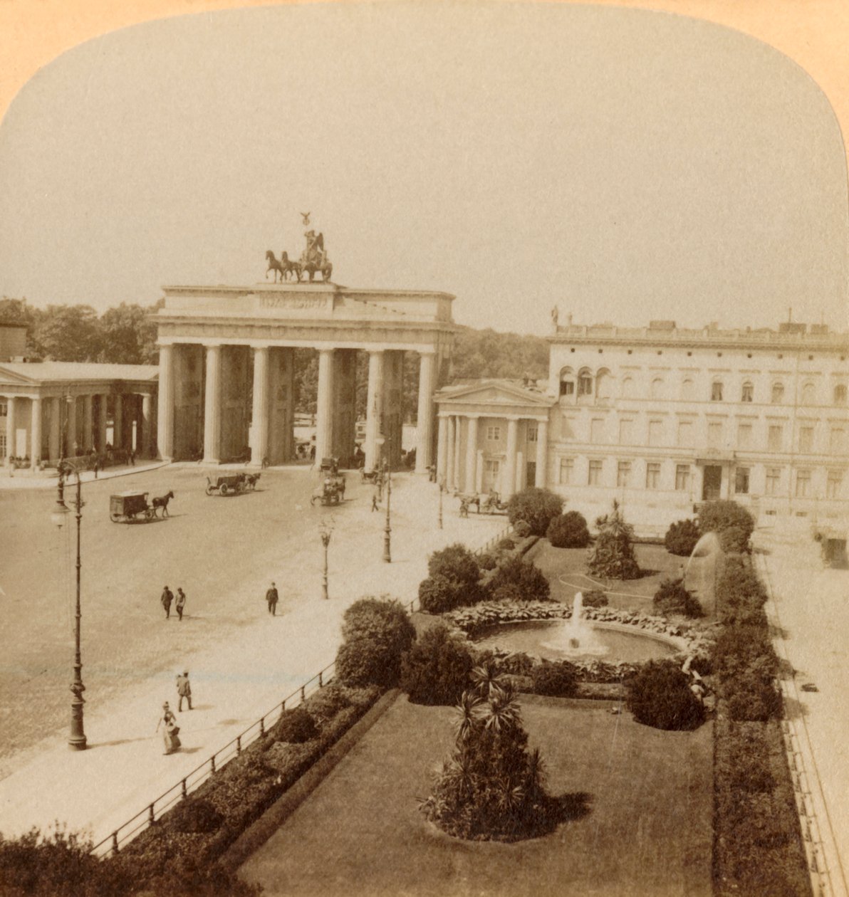 Braniborská brána, Unter den Linden, Berlín, Německo, 1894. od Underwood and Underwood