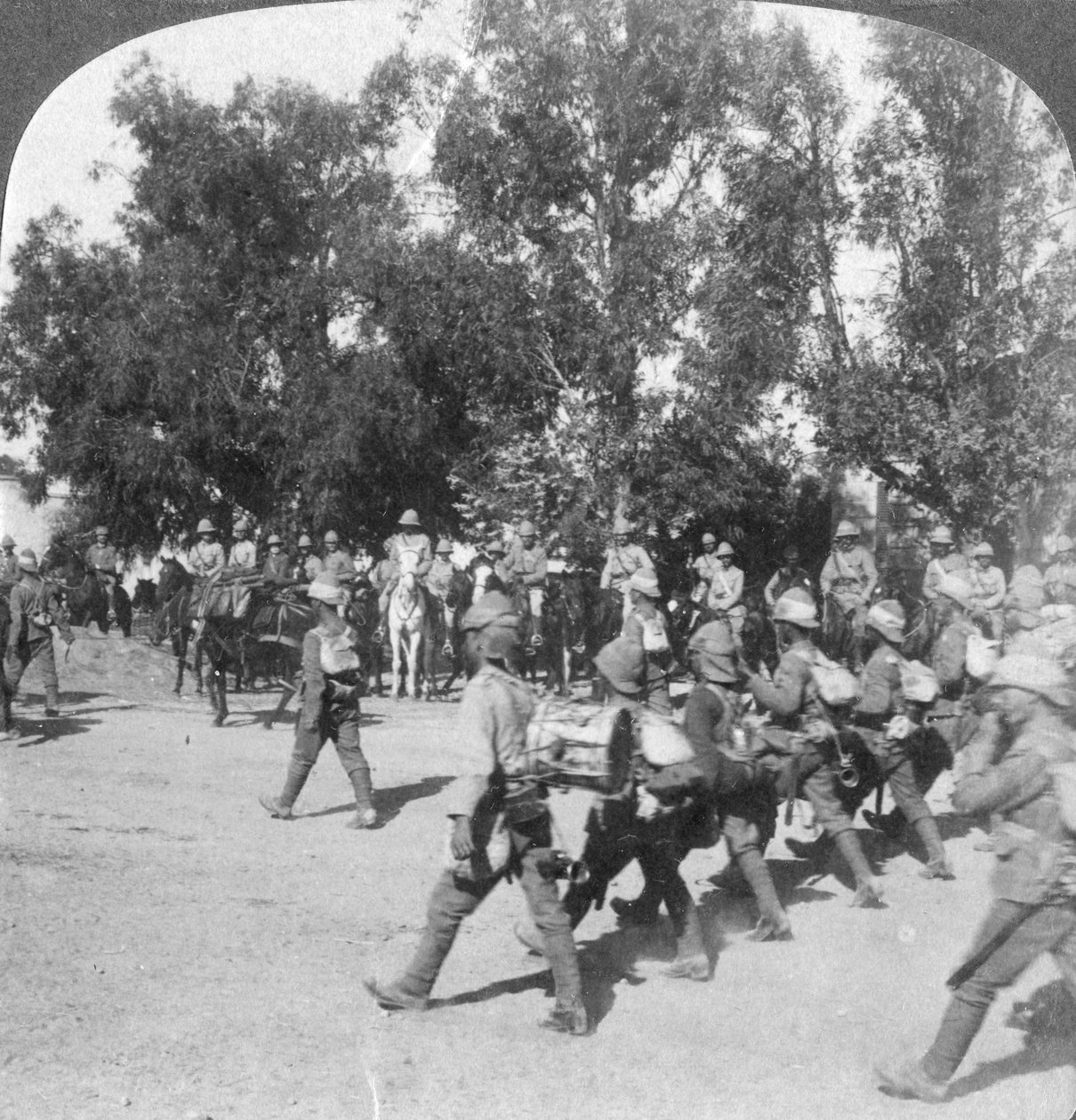 Britští velitelé kontrolují vojáky vstupující do Kroonstadtu, Jižní Afrika, búrská válka, 1901 od Underwood and Underwood