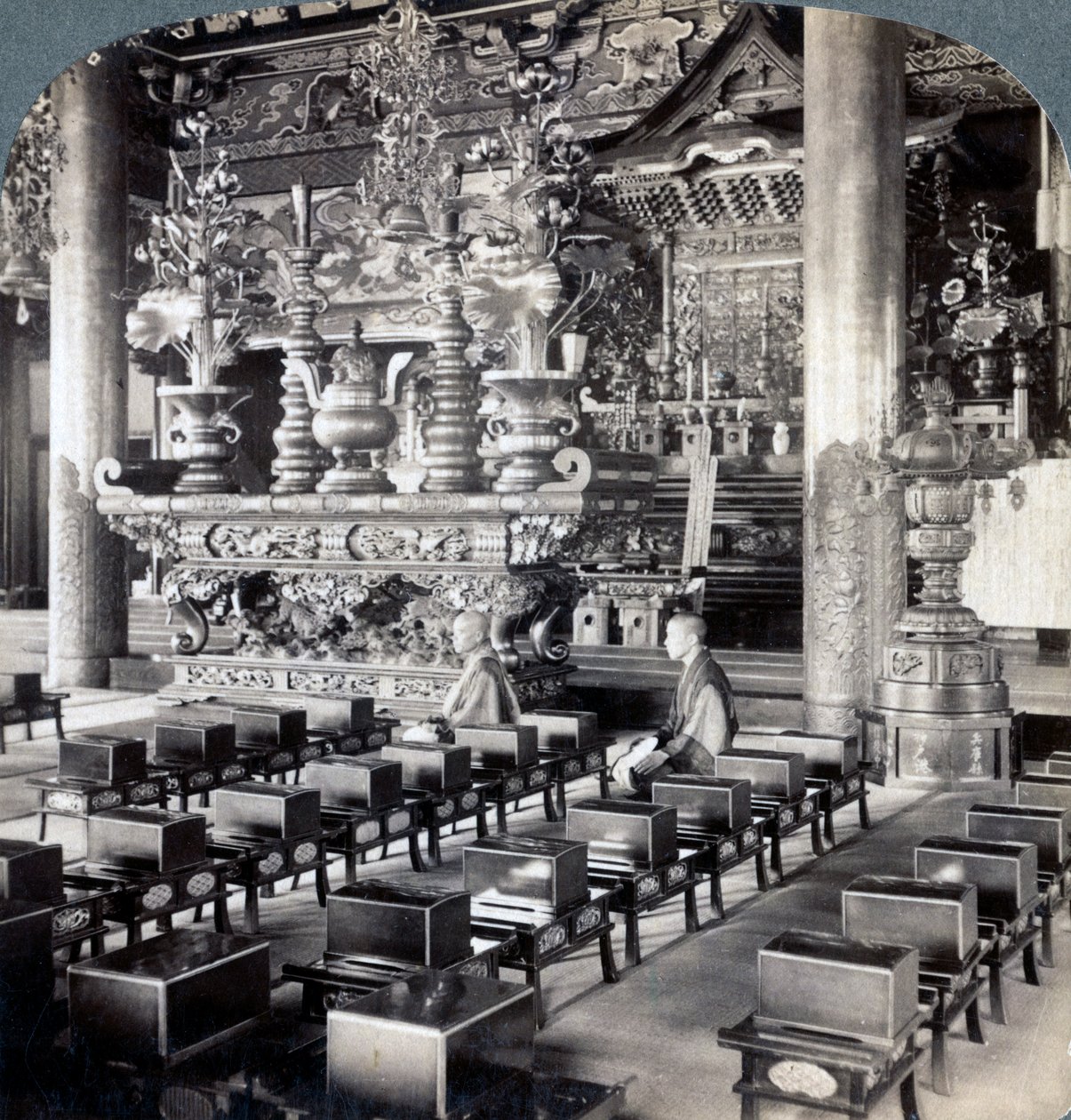Buddhističtí kněží v chrámu Ikegami, Omori, Japonsko, 1904. od Underwood and Underwood