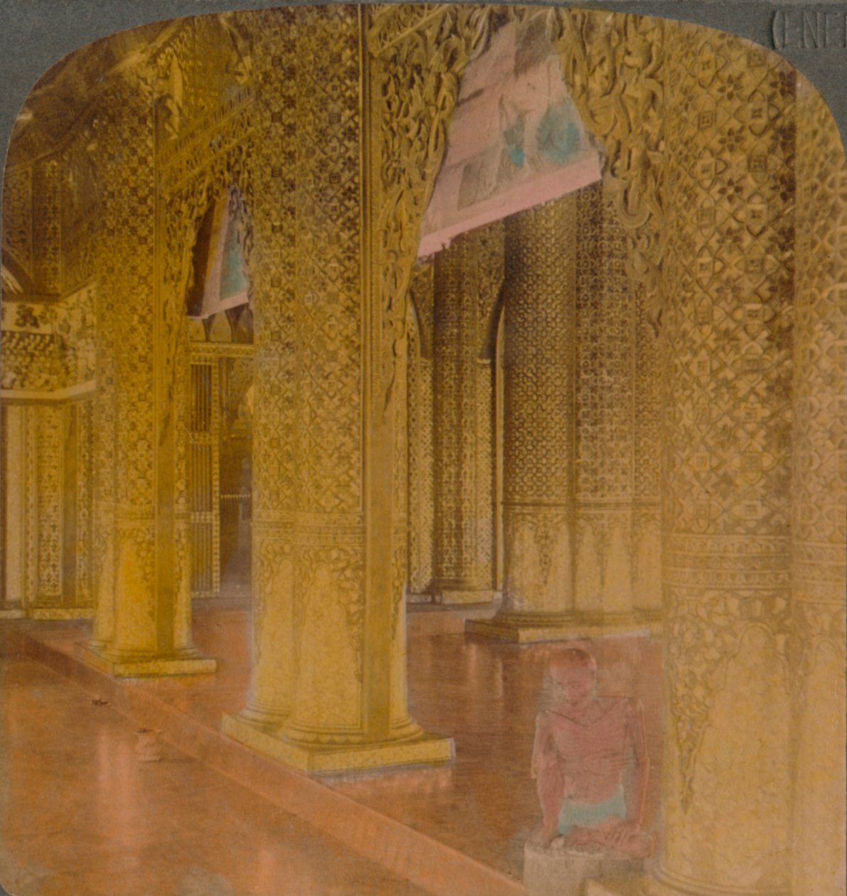 Interiér buddhistického chrámu s nákladnými dekoracemi ve zlatě a barvách, Moulmein, Barma, 1907. Umělci: Elmer Underwood, Bert Elias Underwood. od Underwood and Underwood