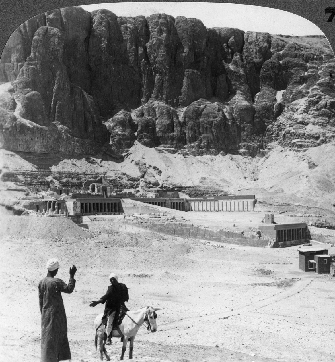 Pohřben na věky - sloupové terasy chrámu v Deir-el-Bahri, Théby, Egypt, 1905. od Underwood and Underwood