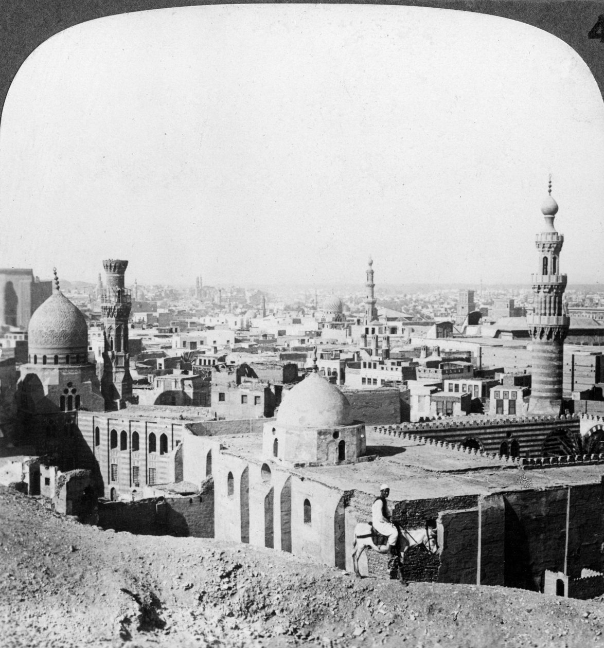 Káhira, při pohledu na jihozápad, přes město k pyramidám, Egypt, 1905. od Underwood and Underwood
