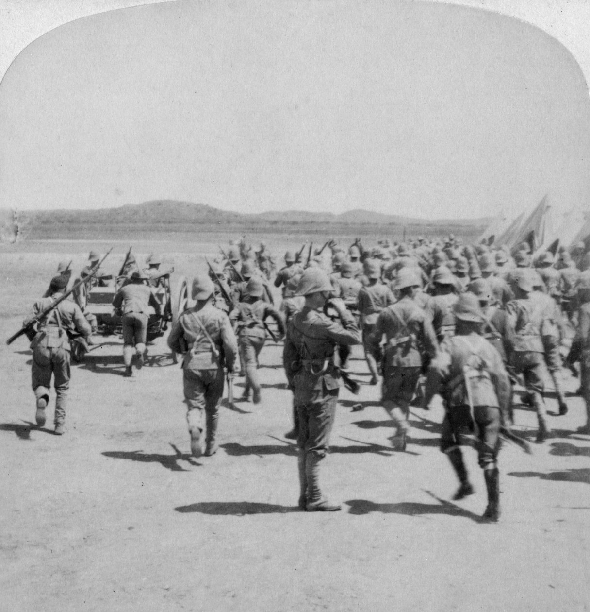 Táborový alarm v Honey Nest Kloof, Jižní Afrika, 1900. od Underwood and Underwood