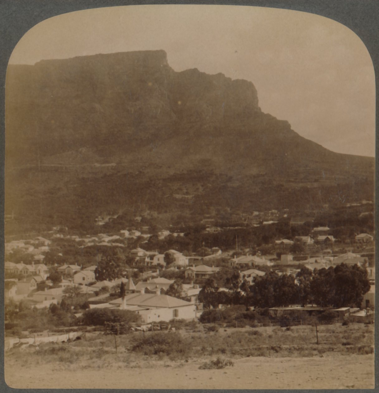 Kapské Město a Stolová hora, západně od úpatí Signal Hill, Jižní Afrika, 1902. od Underwood and Underwood