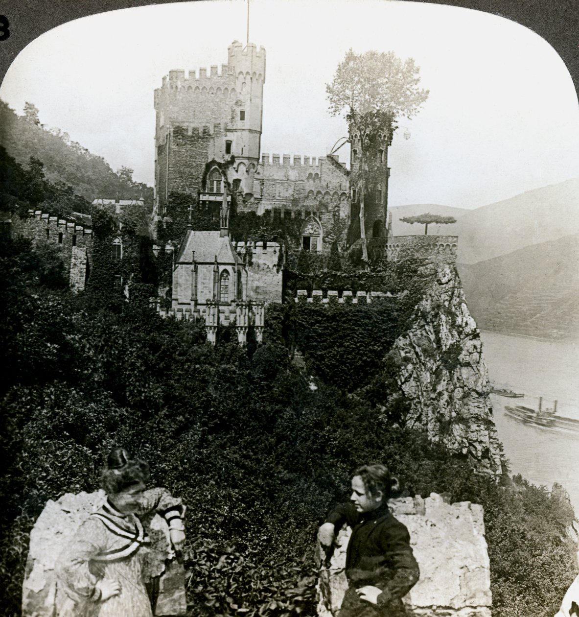 Hrad Rheinstein, poblíž Bingen, Německo. od Underwood and Underwood