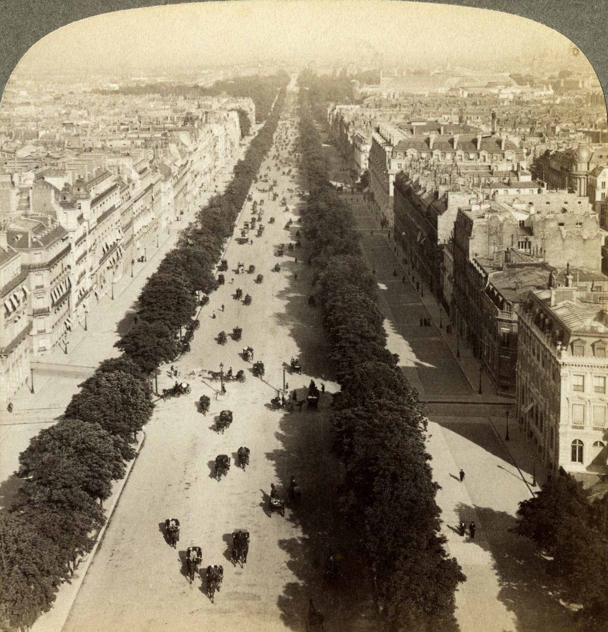 Champs Elysees z Arc de Triomphe, Paříž, Francie, 19. století. od Underwood and Underwood