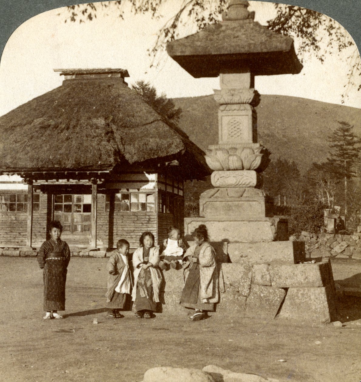 Děti na hřišti vesnické školy, Japonsko, 1904 od Underwood and Underwood