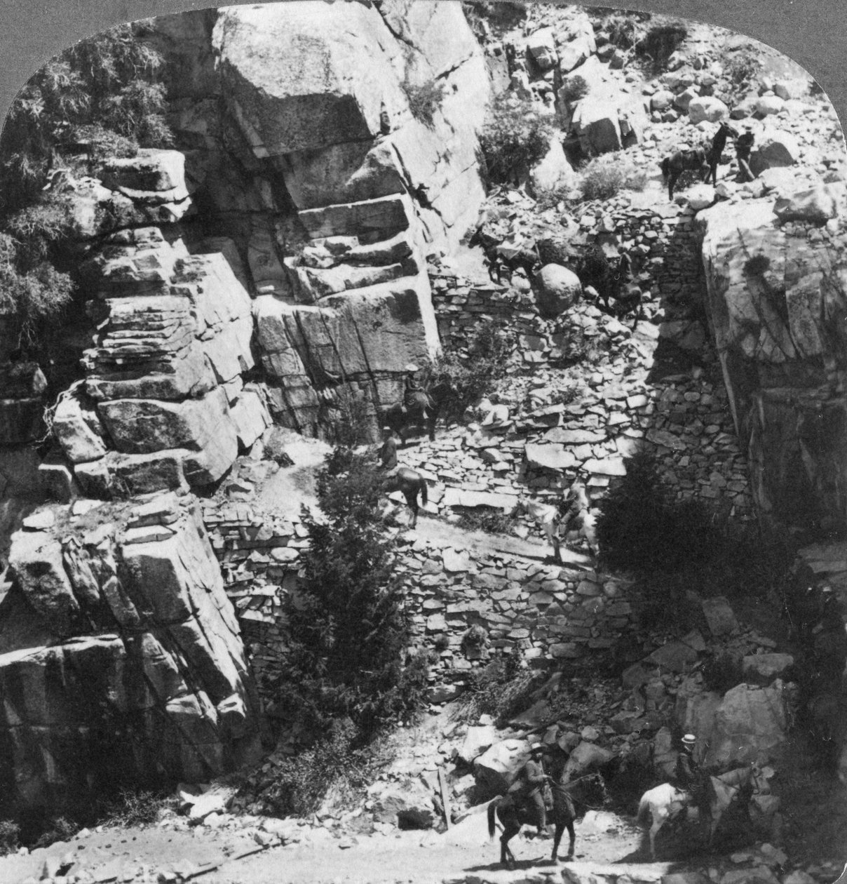 Lezení po strmé klikaté stezce na východním konci Yosemitského údolí, Kalifornie, USA, 1902 od Underwood and Underwood