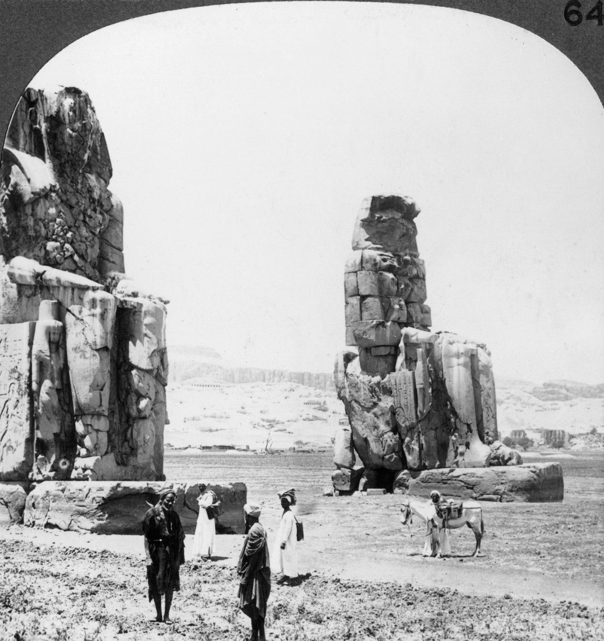 Kolosální Memnonovy sochy v Thébách, Egypt, 1905 od Underwood and Underwood