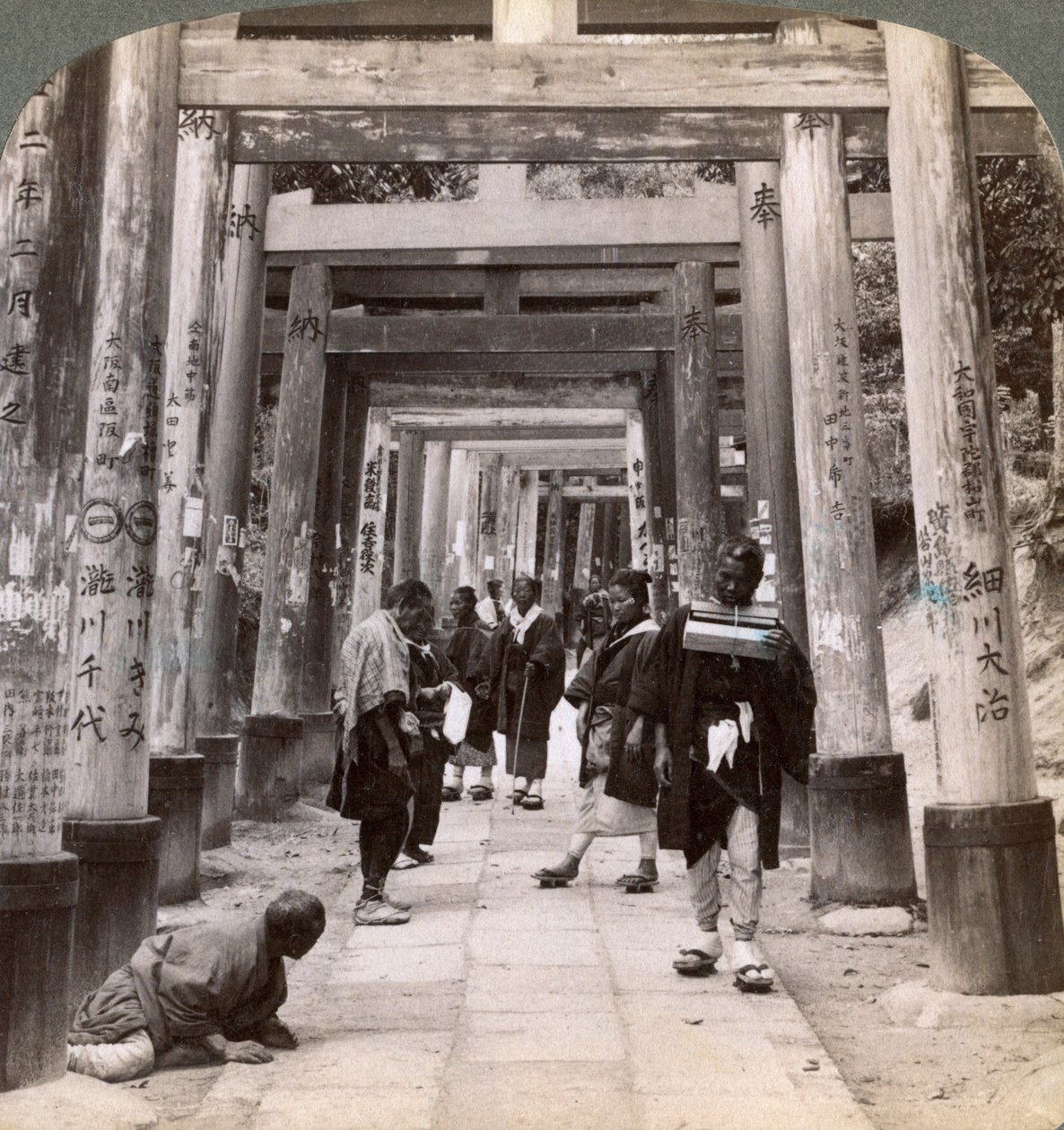 Přicházení a odcházení pod dlouhými řadami posvátných torii, šintoistický chrám Inari, Kyoto, Japonsko, 1904 od Underwood and Underwood