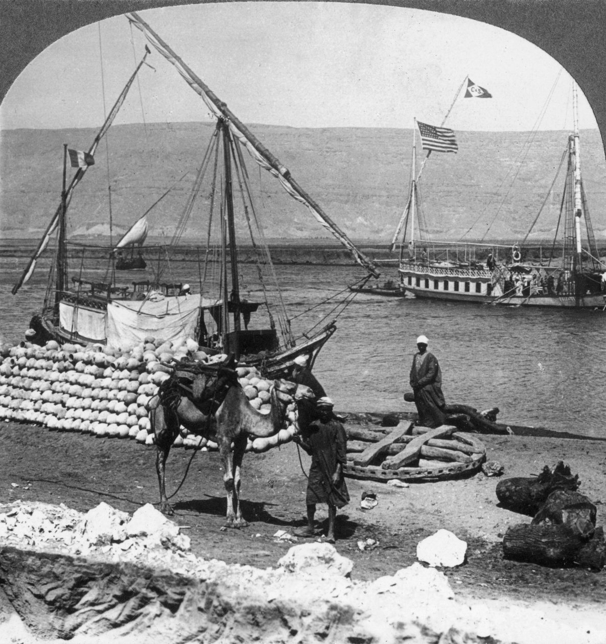 Dahabiyehs na řece připraveni na plavbu po Nilu, Egypt, 1905. od Underwood and Underwood