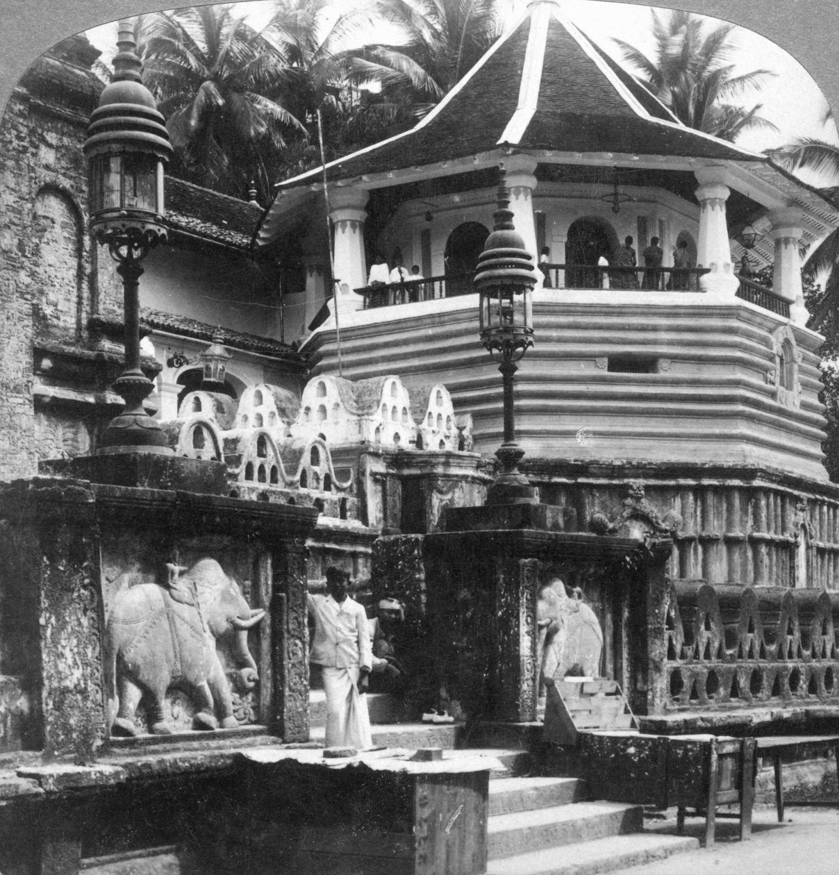 Dalada Maligawa, Palác Buddhova zubu, Kandy, Srí Lanka, 1902. od Underwood and Underwood