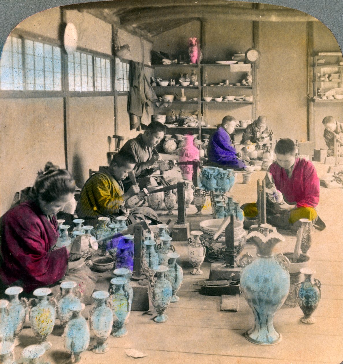 Zdobení porcelánu Awata ve slavných závodech Kinkosan, Kyoto, Japonsko, 1904 od Underwood and Underwood