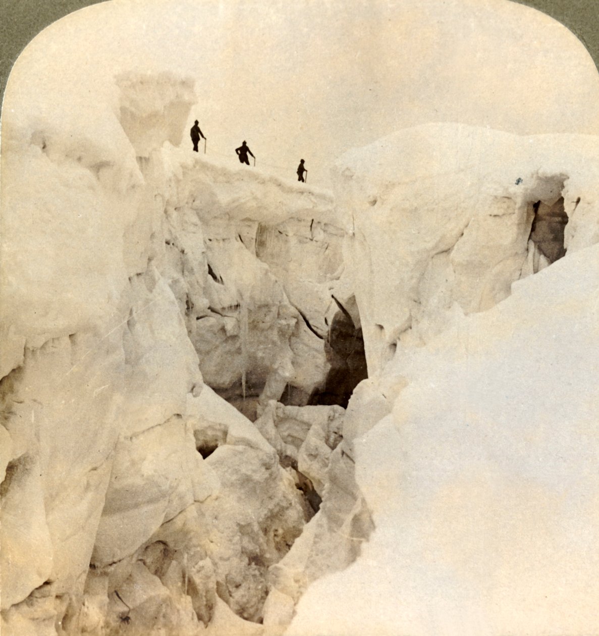 Sestup z Mt. Blanc – obrovské trhliny poblíž vrcholu, Alpy, 1901. od Underwood and Underwood