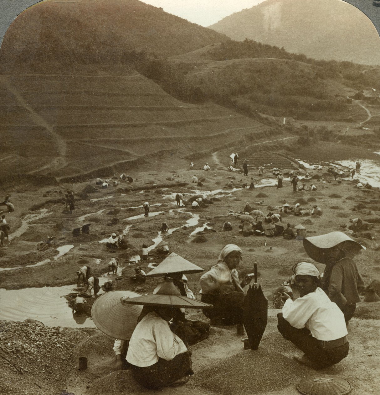 Bagrování koryta řeky na rubíny, Mogok, Barma, 1900. od Underwood and Underwood