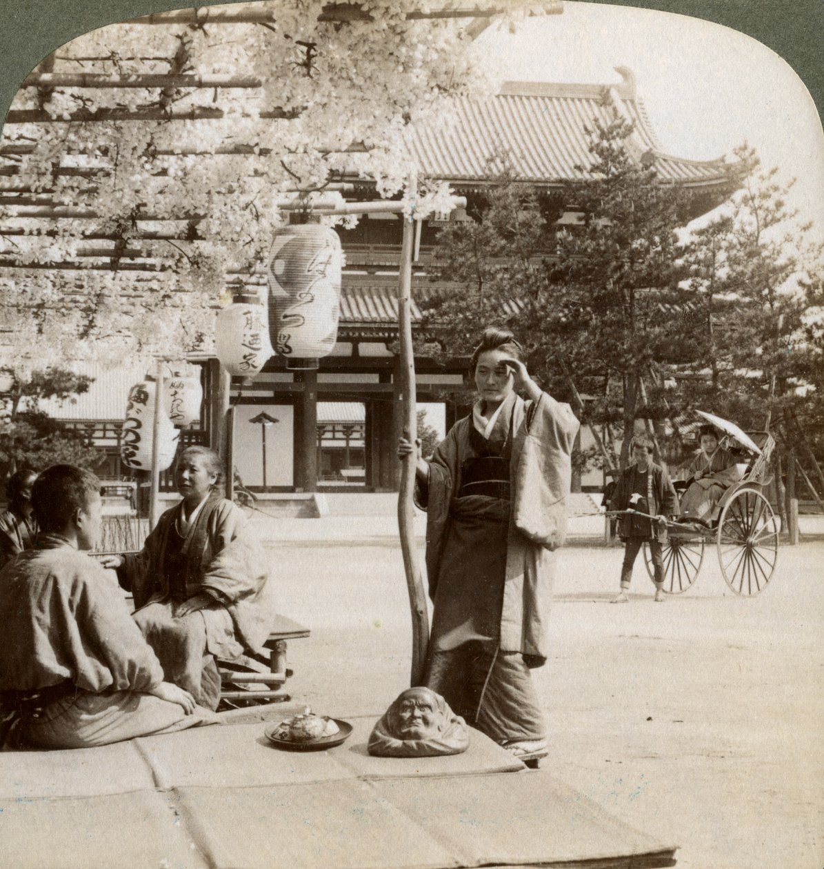 Svěšené shluky vistárií nad verandou čajovny, Kjóto, Japonsko, 1904 od Underwood and Underwood