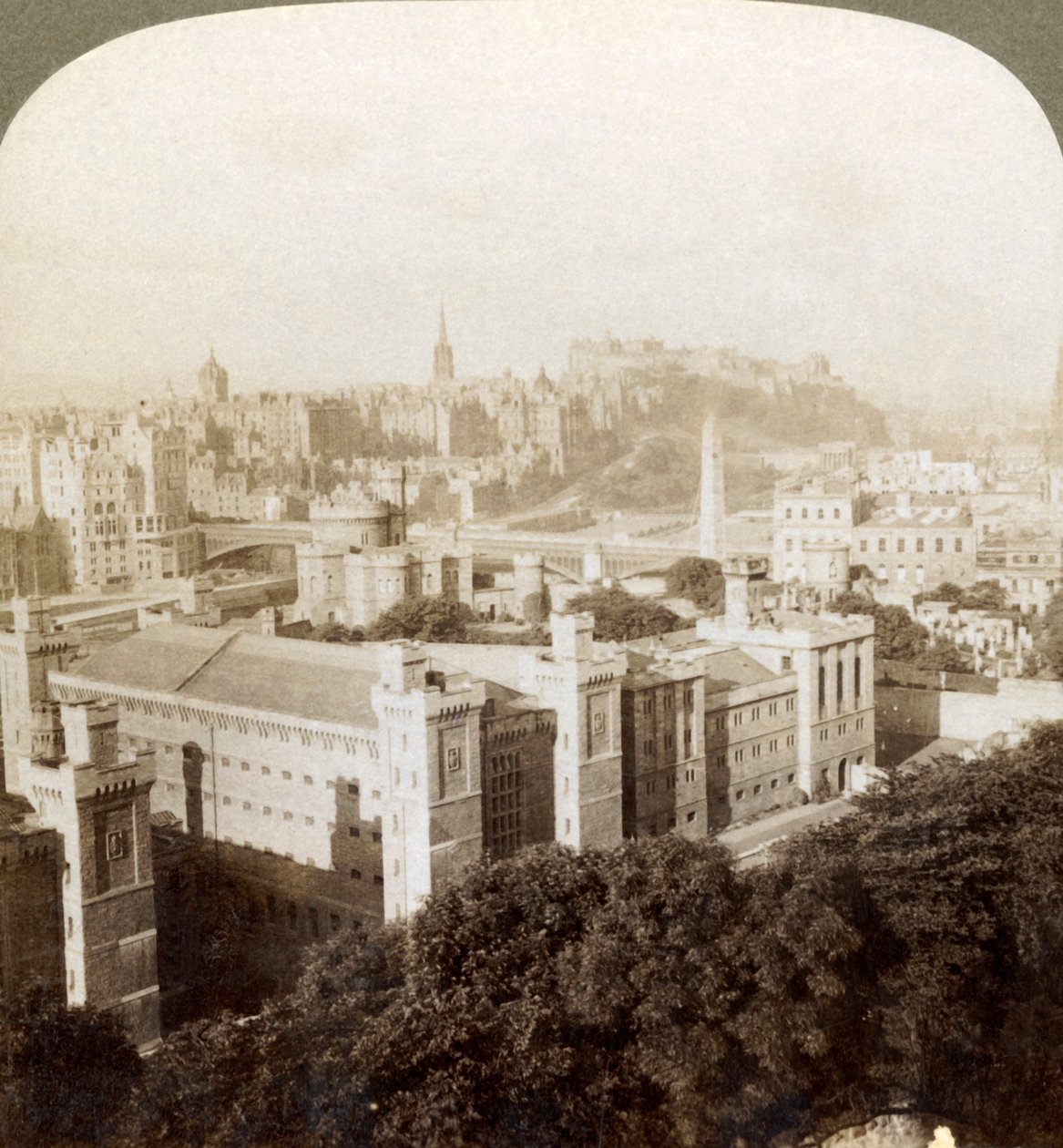 Edinburgh, z Calton Hill, S.W. na hrad, přes staré pohřebiště, Skotsko, 1902. od Underwood and Underwood