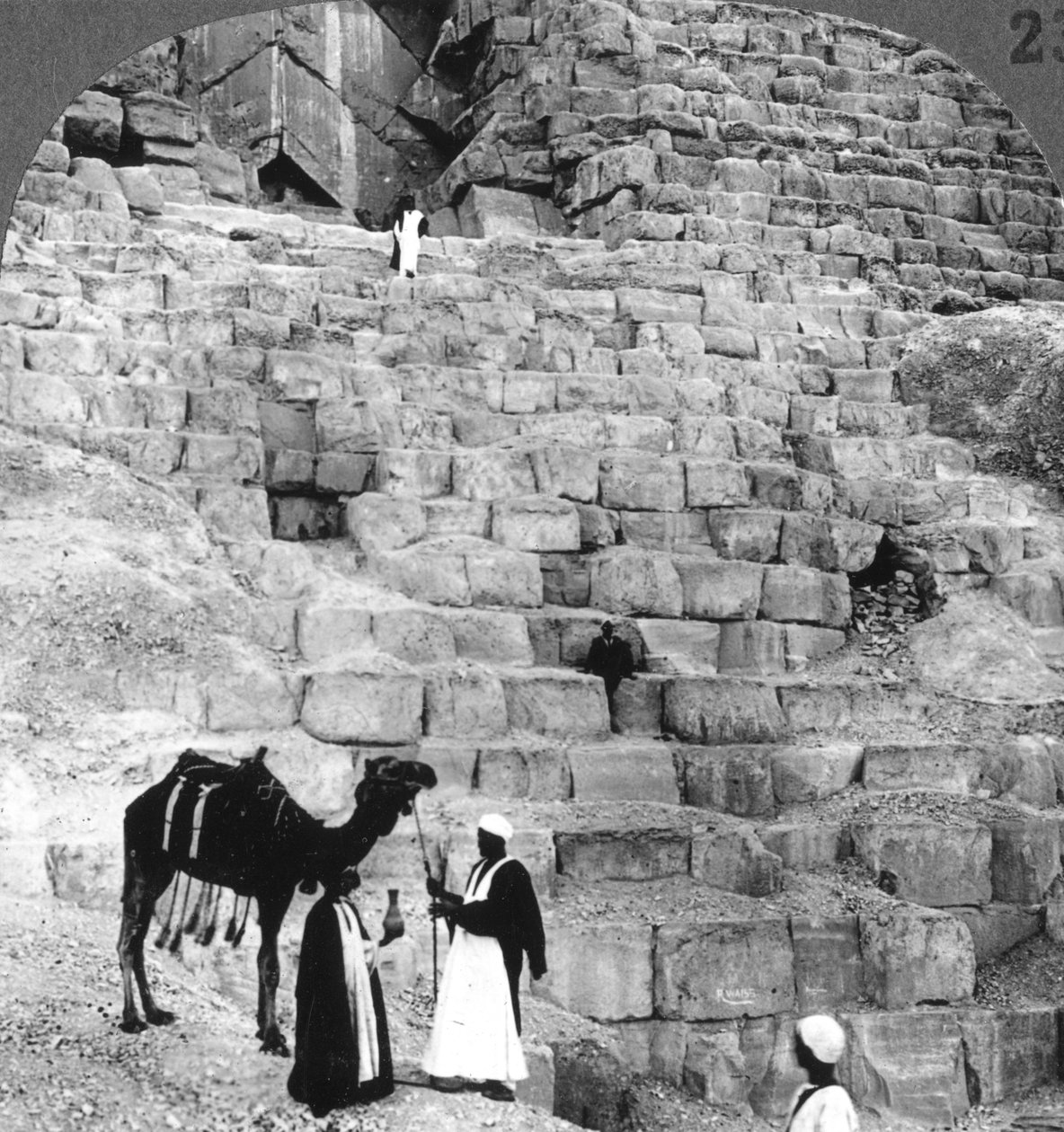 Vchod do Velké pyramidy v Gíze, Egypt, 1905. od Underwood and Underwood