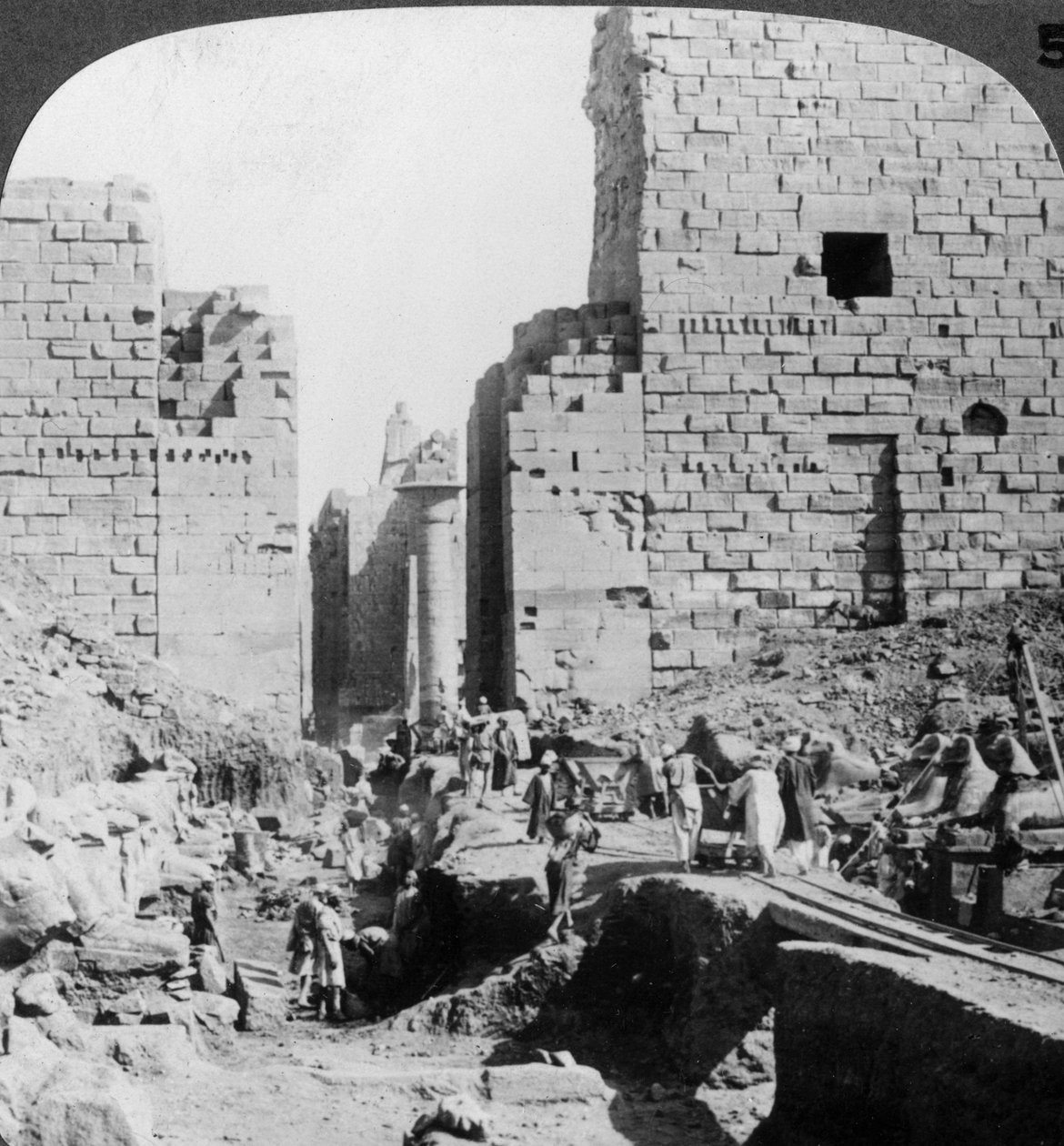 Vykopání aleje k chrámu v Karnaku, Théby, Egypt, 1905. od Underwood and Underwood