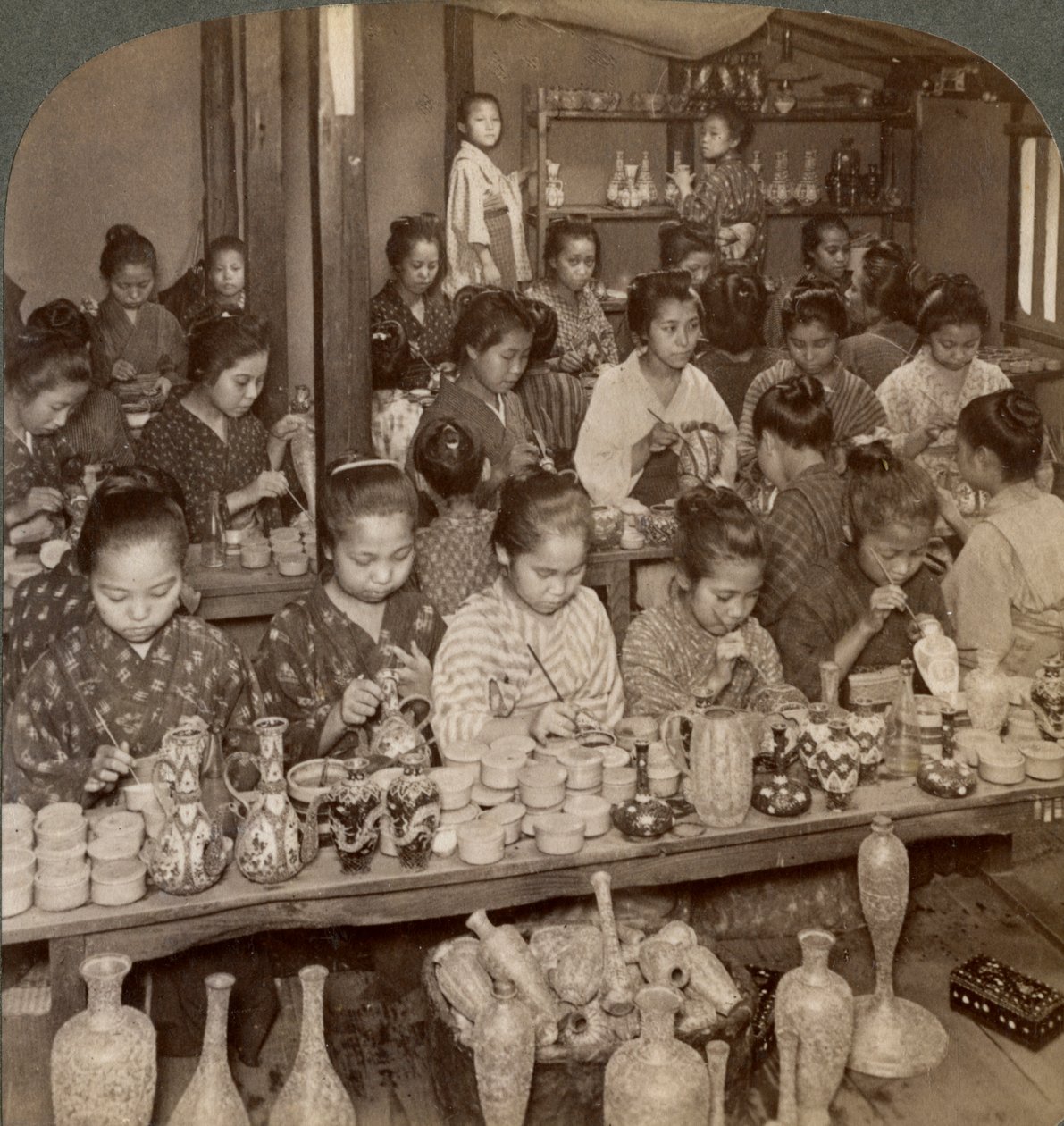 Továrna na zdobení levné keramiky pro zahraniční trhy, Kyoto, Japonsko, 1904 od Underwood and Underwood