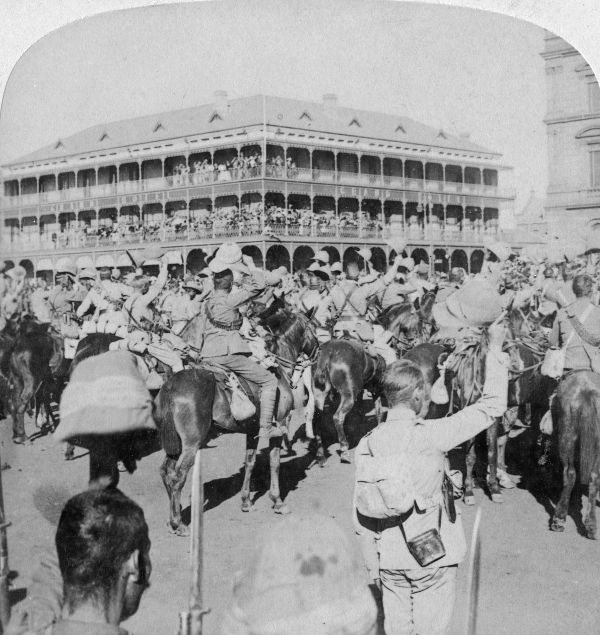 Polní maršál Lord Roberts a zaměstnanci povzbuzující královnu, Pretoria, Jižní Afrika, 5. června 1900. od Underwood and Underwood