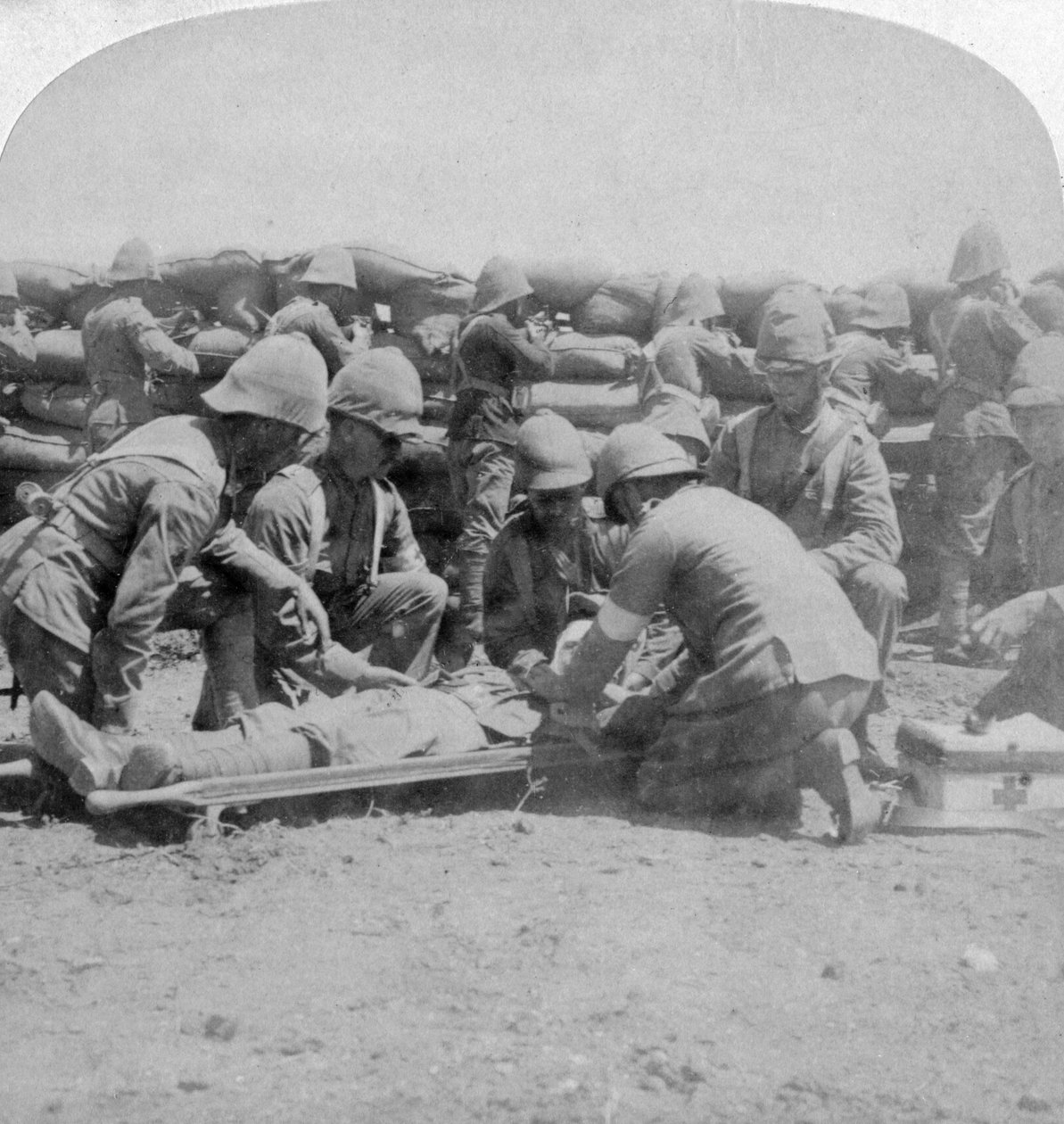 První pomoc zraněnému střelci, bitva Honey Nest Kloof, Búrská válka, Jižní Afrika, únor 1900. od Underwood and Underwood