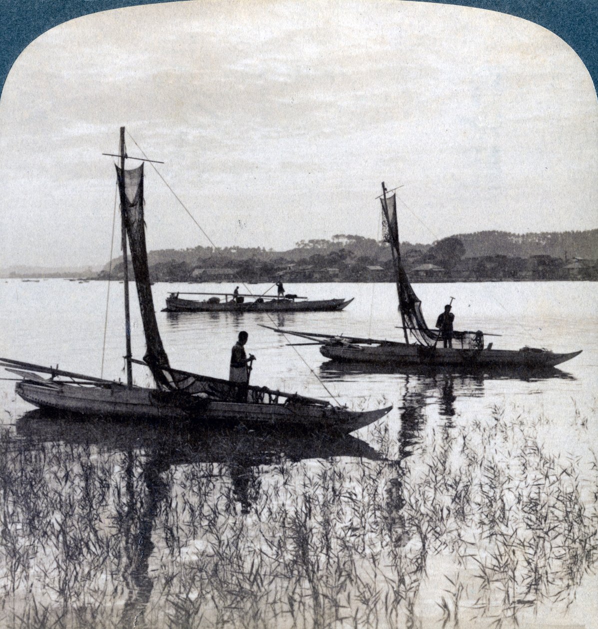 Rybářské lodě připlouvající domů při západu slunce, poblíž Jokohamy, Japonsko, 1904. od Underwood and Underwood