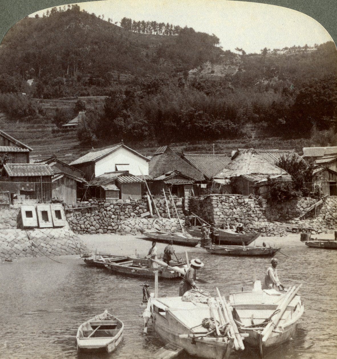 Rybářská vesnice Obatake na vnitrozemském moři, při pohledu na sever k terasovitým rýžovým polím, Japonsko, 1904 od Underwood and Underwood