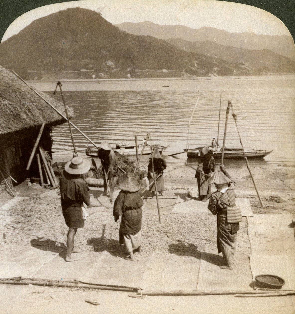 Mlátící ječmen u rybářské pláže ve vnitrozemském moři, Japonsko, 1904. od Underwood and Underwood