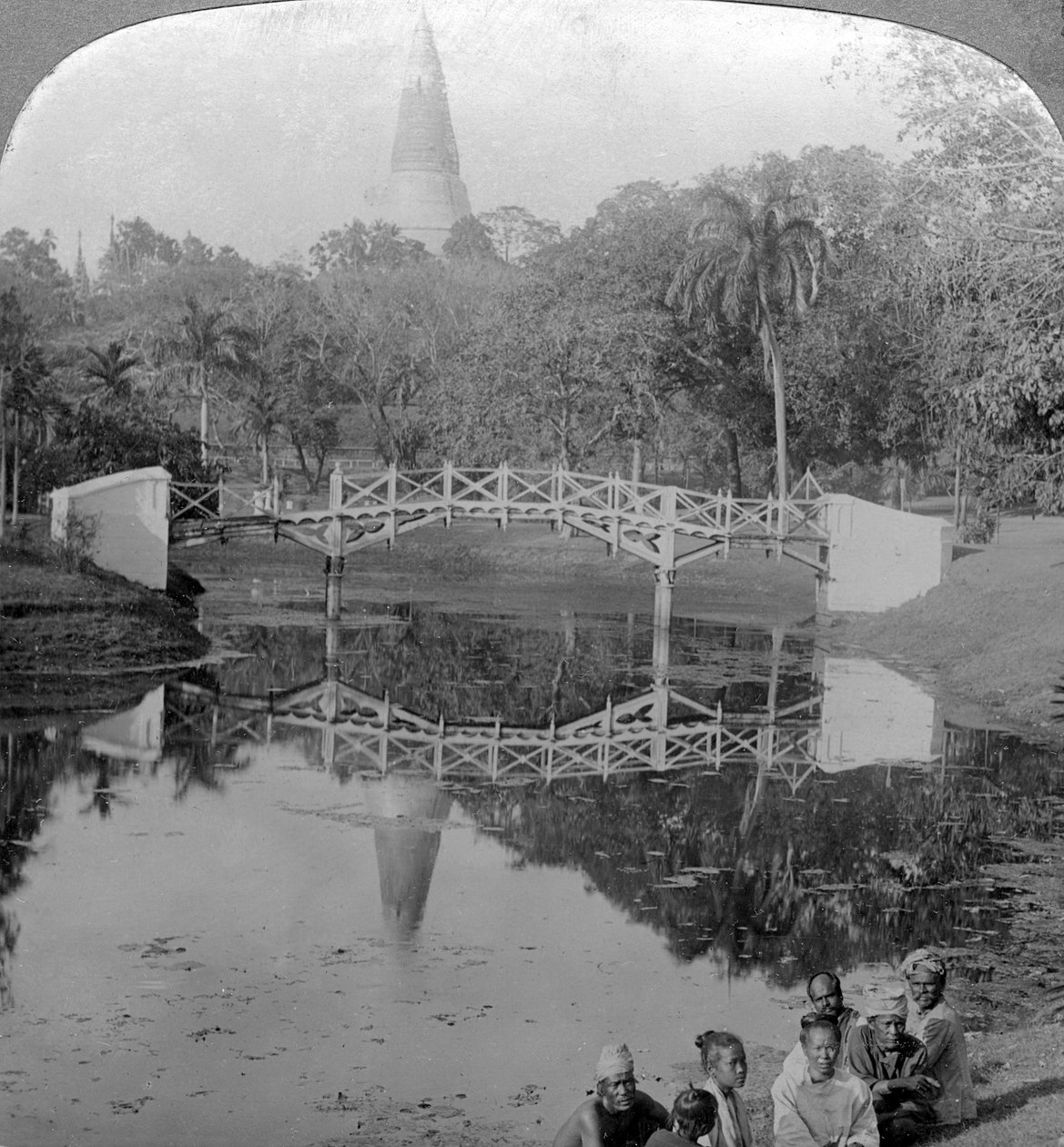 Pevnostní zahrady a Shwedagonská pagoda, Rangún, Barma, 1900. od Underwood and Underwood