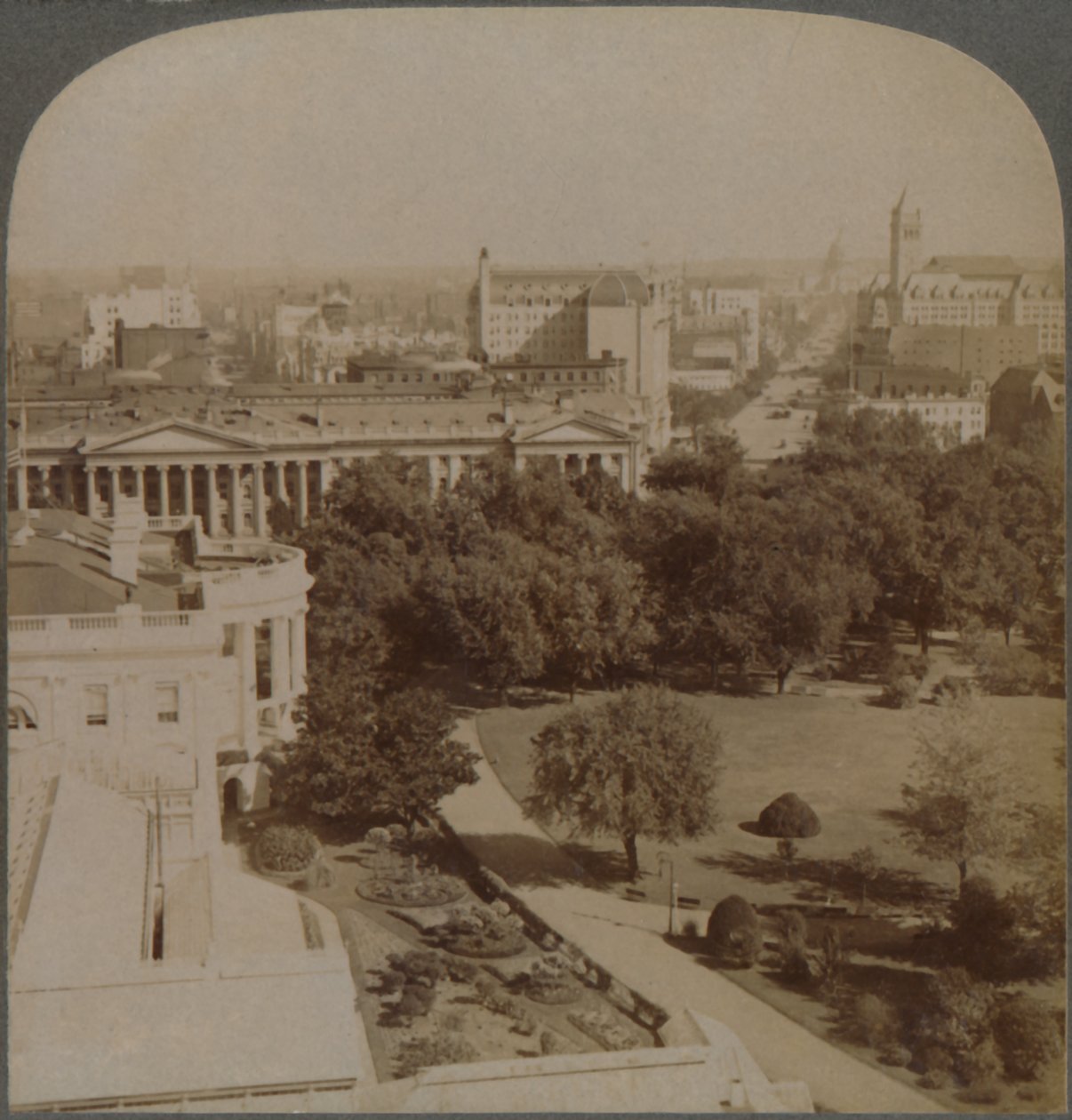 Od ministerstva námořnictva... přes Bílý dům a ministerstvo financí až po Capitol, Washington, USA, 1902. od Underwood and Underwood
