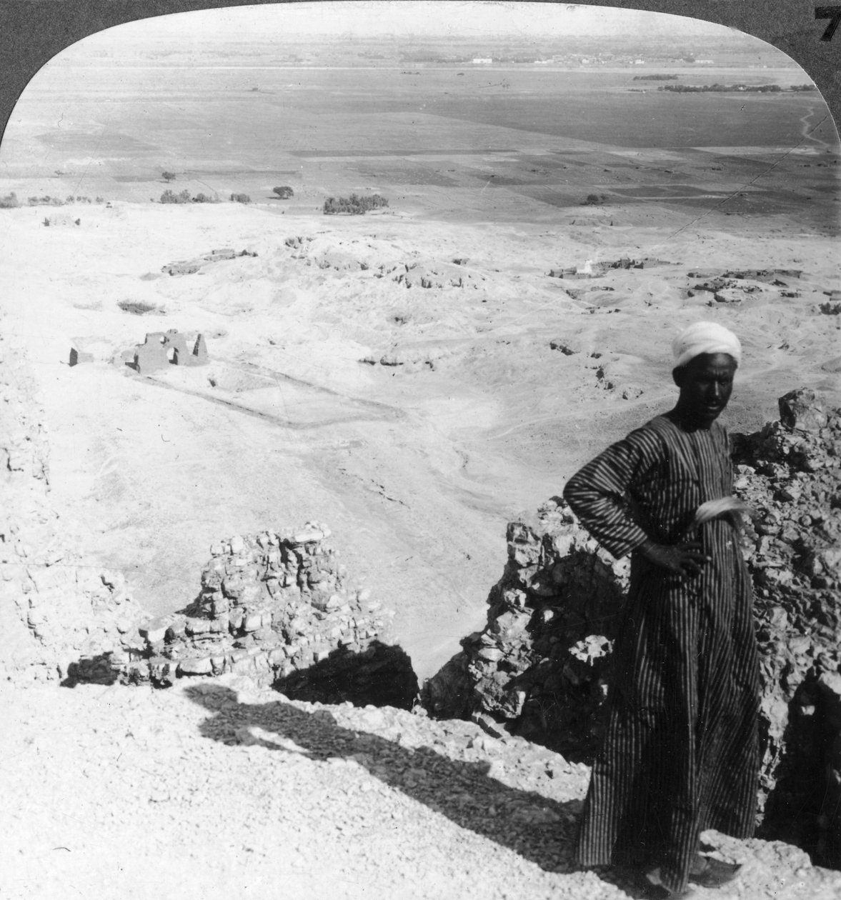 Z vysokých útesů v Der-el-Bahri přes pláň do Luxoru, Théby, Egypt, 1905. od Underwood and Underwood