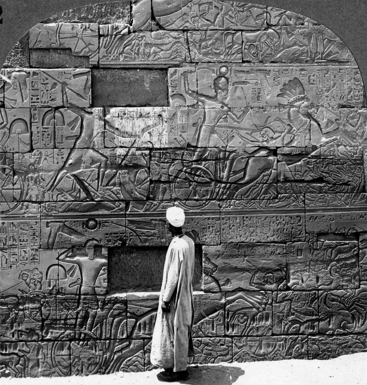 Velké válečné reliéfy vytesané do zdi v chrámu Karnak, Théby, Egypt, 1905. od Underwood and Underwood