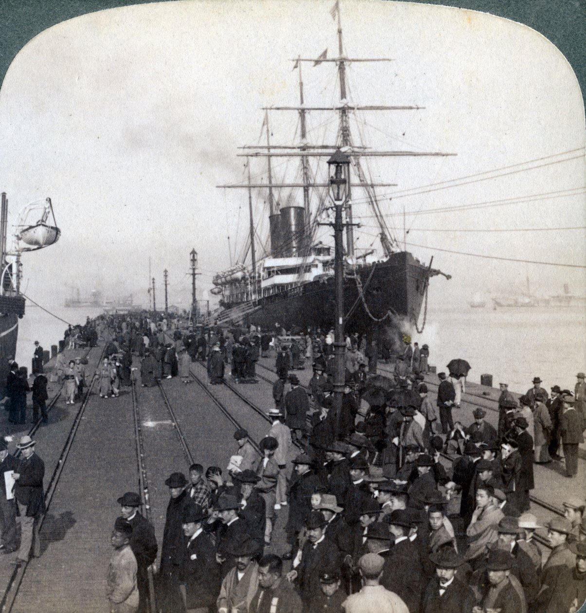 Pozdrav pro nováčky na molu vedle Pacific Mail SS China, v Jokohamě, Japonsko, 1904. od Underwood and Underwood