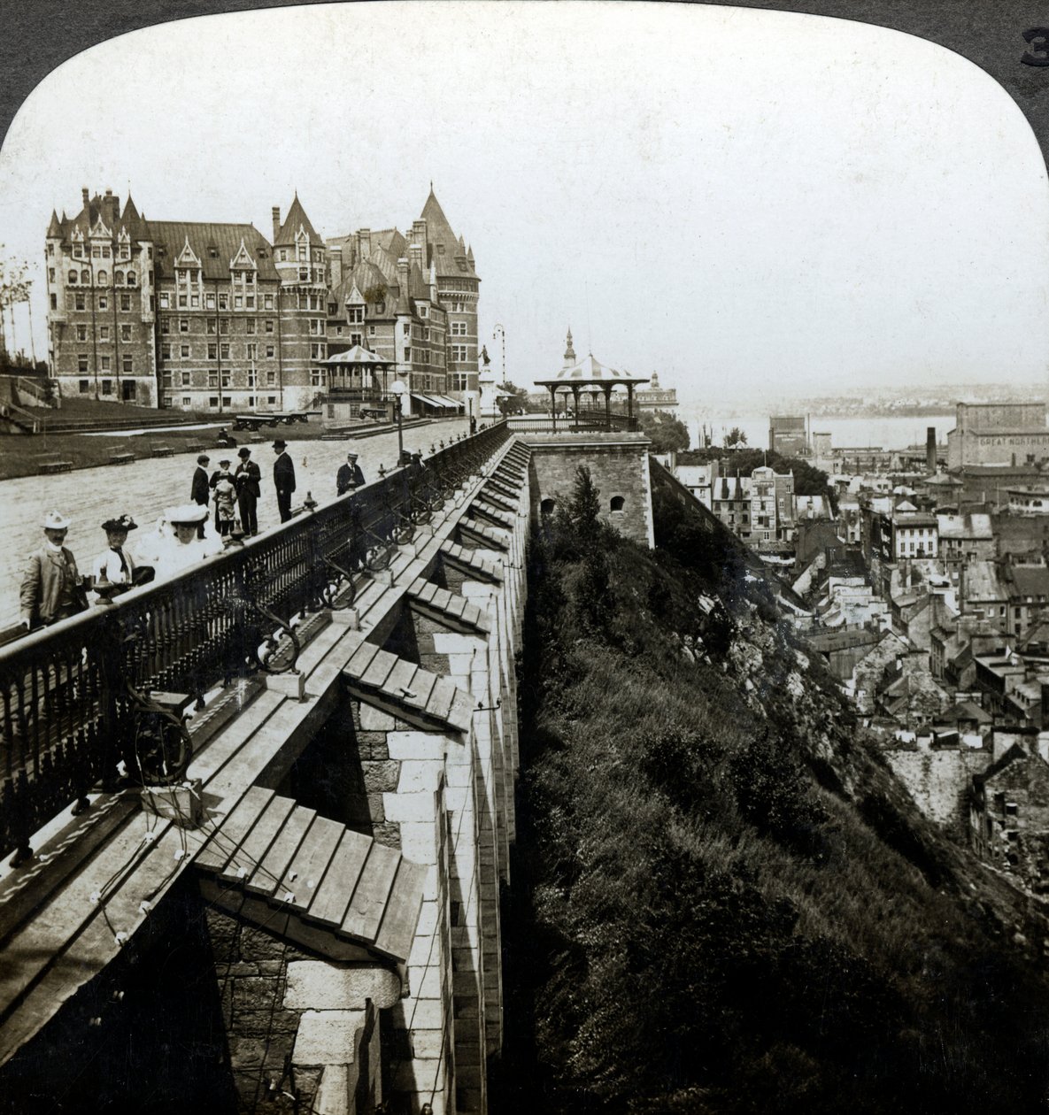 Hotel Chateau Frontenac a Dufferin Terrace, Quebec, Kanada. od Underwood and Underwood