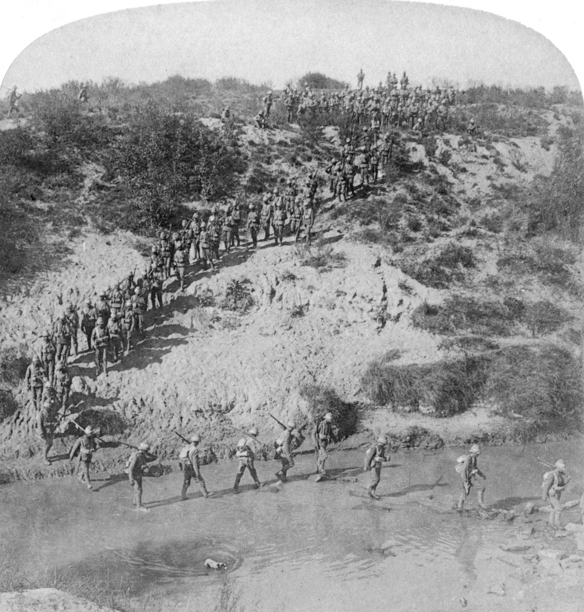 Pěchota brodící řeku Vet během postupu lorda Robertse na Pretorii, Jižní Afrika, 1901. od Underwood and Underwood